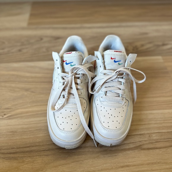 Nike WMNS Air Force 1 Fontana Pearl White University Red - Picture 2 of 6